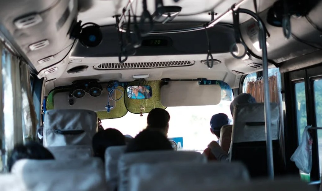 夢見無公車司機的 9 個夢境解釋：夢見自己下了公車、夢見錯過公車