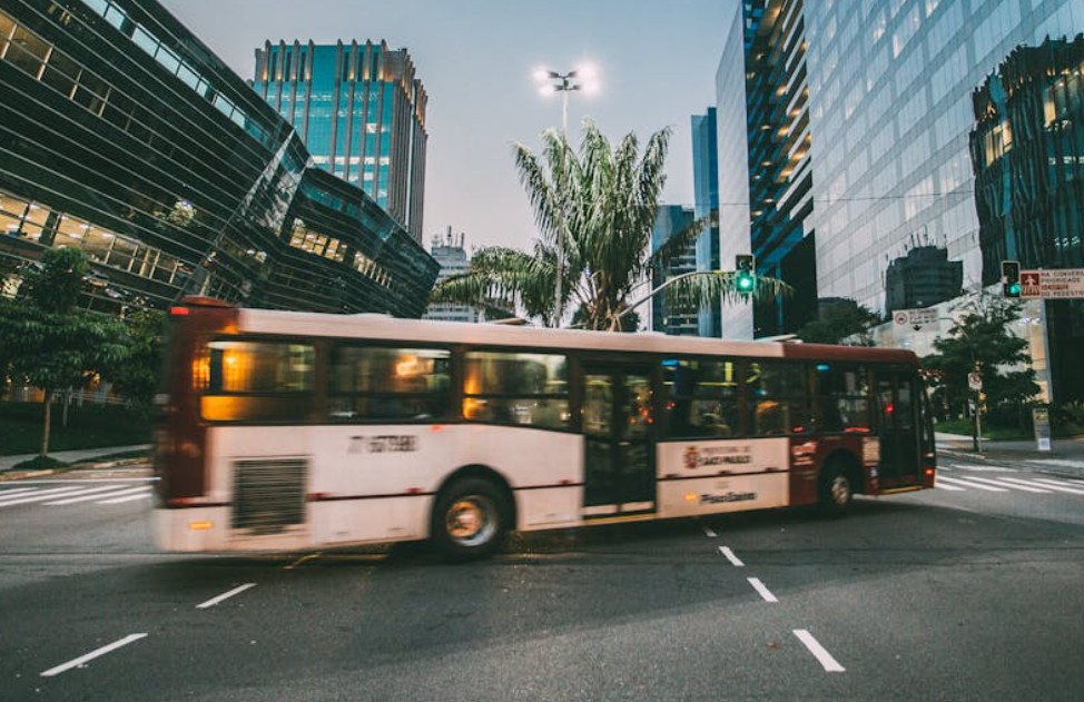 夢見公車經過的 9 個夢境解釋：夢見擁有令人印象深刻的公車號碼 、 夢見公車事故
