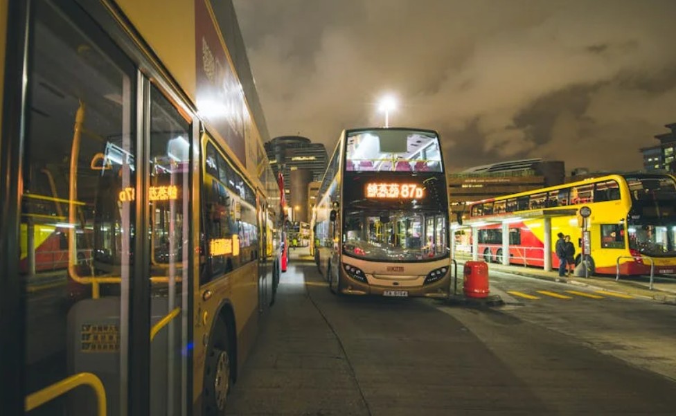 夢見公車撞車的 9 個夢境解釋：夢見一輛公車掉入水中、夢見一輛公車著火