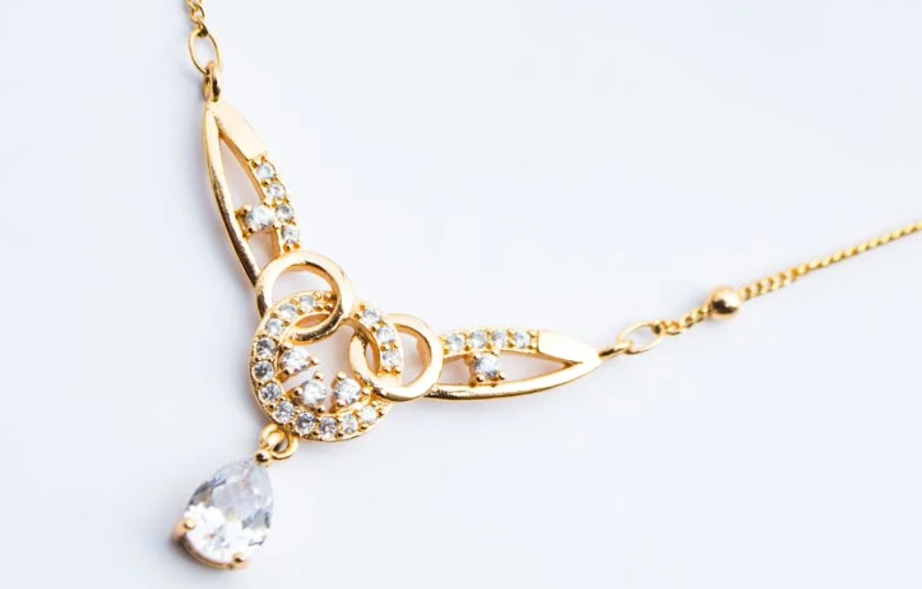 夢見項鍊的 9 個夢境解釋：夢見借項鍊 、夢見戴上金項鍊