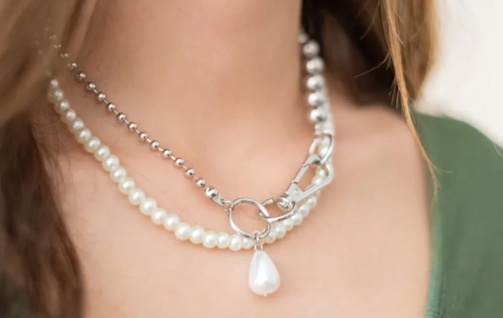 夢見戴項鍊的 9 個夢境解釋：夢見閃亮項鍊、夢見自己在別人身上掛項鍊
