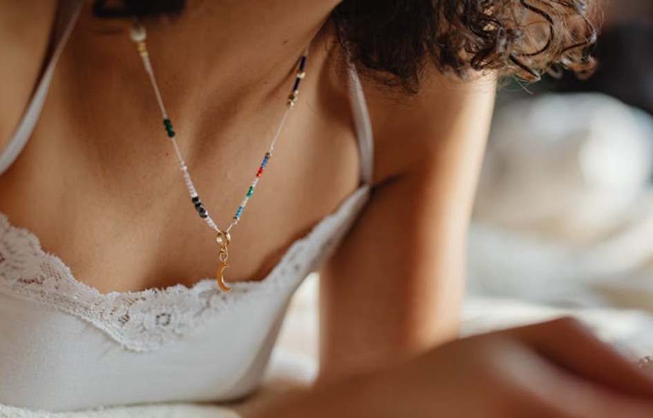 夢見愛人戴著項鍊的 9 個夢境解釋：夢見給別人戴項鍊 、夢見擦亮項鍊