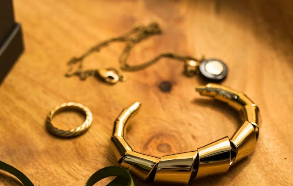 夢見收到項鍊作為禮物的 9 個夢境解釋：夢見遺失一條項鍊又重新找到、 夢見自己弄壞一條項鍊