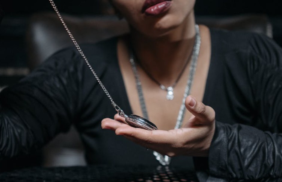 夢見撿起項鍊的 9 個夢境解釋：夢見撿起某人掉落的項鍊、 夢見撿起一條斷掉的項鍊