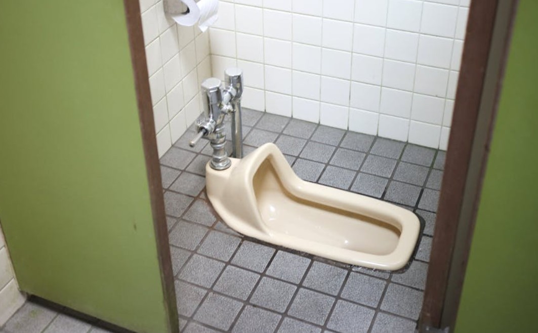 夢見沖馬桶的 9 個夢境解釋：夢見修馬桶 、夢見找到廁所