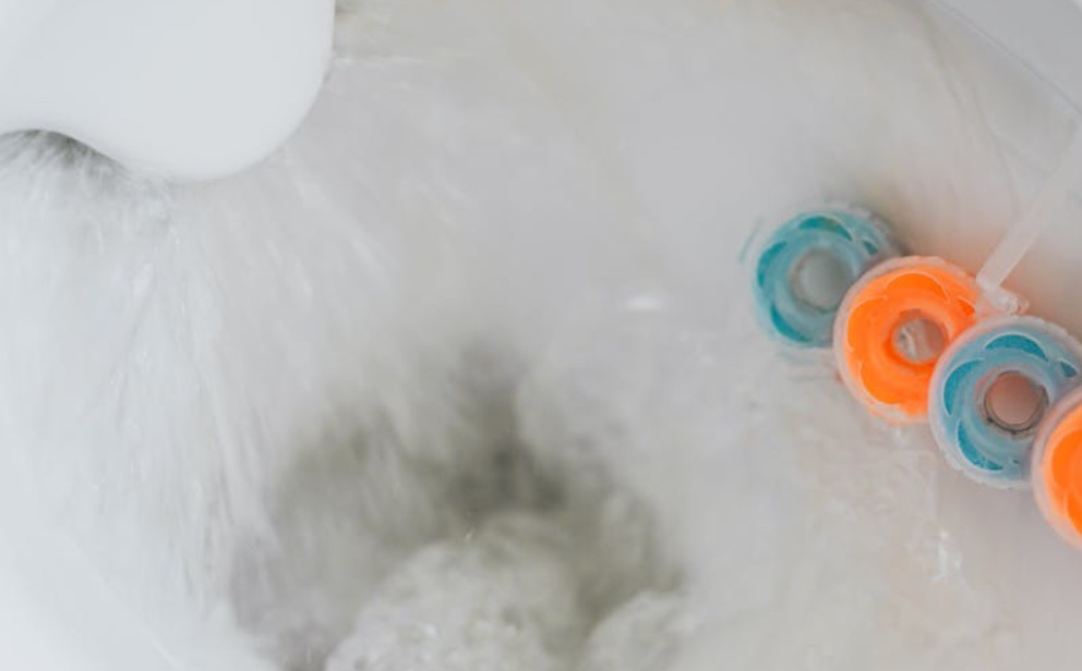 ​夢見疏通馬桶的 9 個夢境解釋：夢見馬桶水溢出、夢見壞掉的馬桶