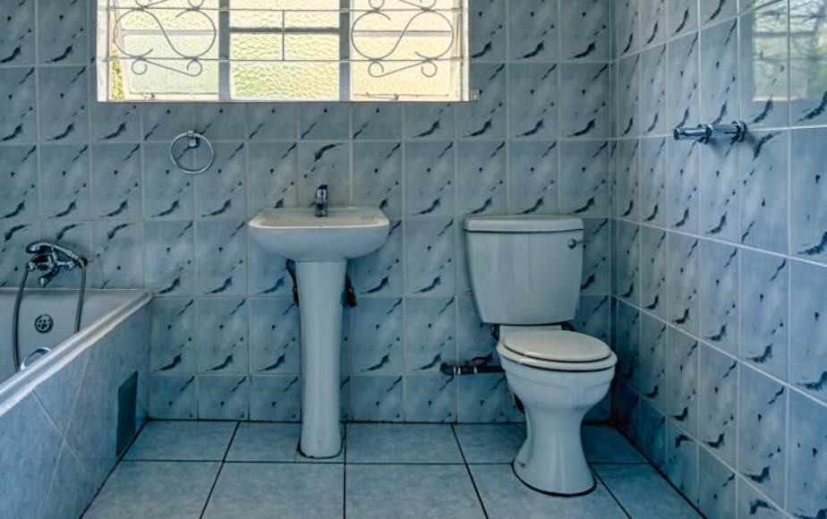 夢見掉進馬桶的 9 個夢境解釋：夢見在公共廁所迷路 、夢見馬桶消失