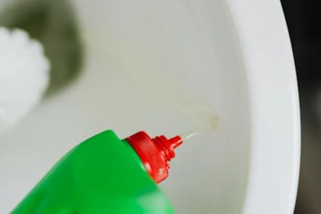 夢見清理馬桶的 9 個夢境解釋：夢見打掃時水花四濺、夢見清理乾淨的馬桶