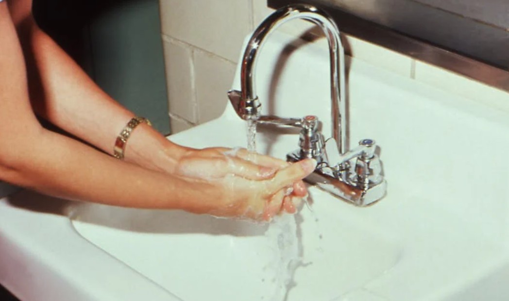 ​夢見在廁所排便的 9 個夢境解釋：夢見馬桶裡的便便 、夢見清理馬桶