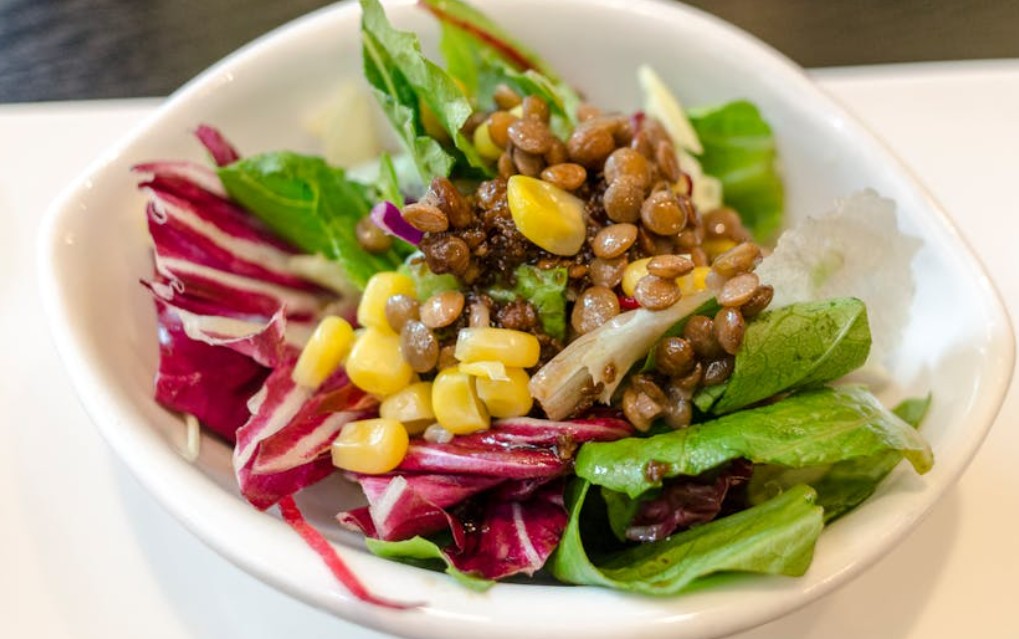 夢見買配菜的 10 個夢境解釋：夢見在超市挑選配菜、夢見熟人請你吃配菜