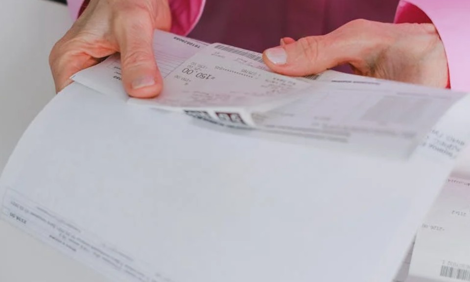 夢見看到一張支票的 10 個夢境解釋：夢見撕裂支票、夢見自己發支票