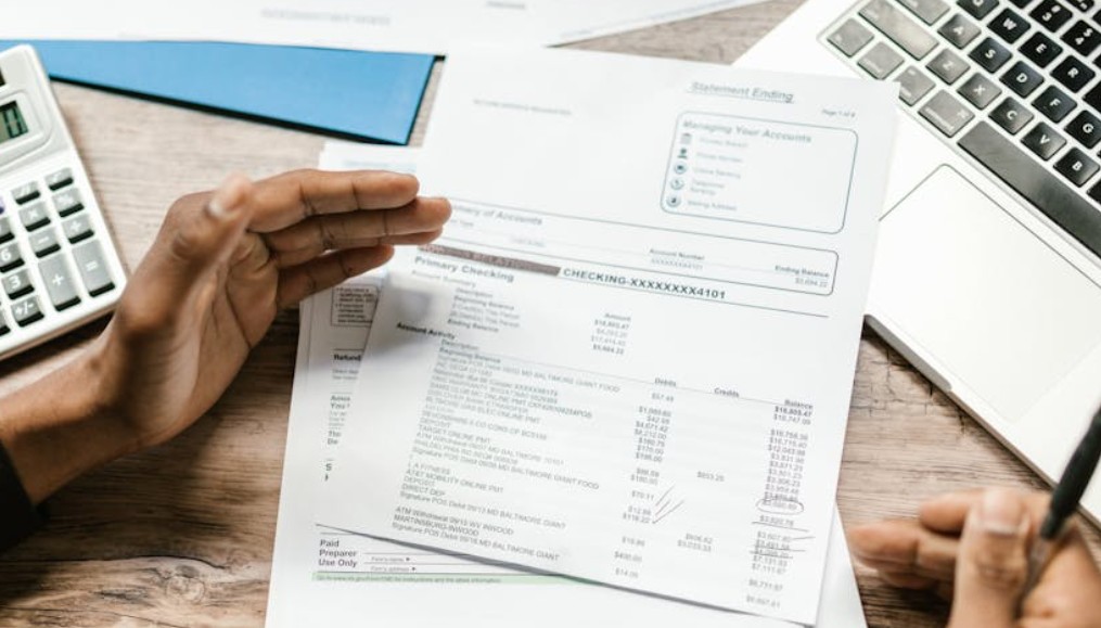 夢見空白支票的 9 個夢境解釋：夢見藏空白支票、夢見燃燒的空白支票