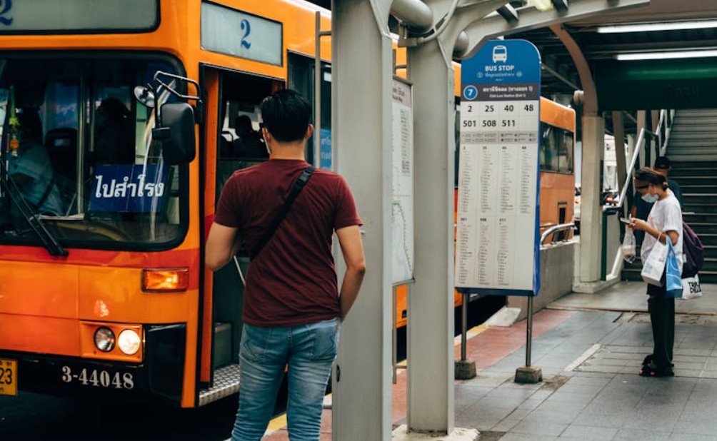 夢見搭公車的 9 個夢境解釋：夢見匆忙搭公車、夢見公車停靠