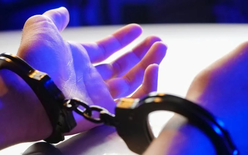 夢見殺人後逃跑的 9 個夢境解釋：夢見殺人後悔恨、夢見逃跑時自己掉進懸崖