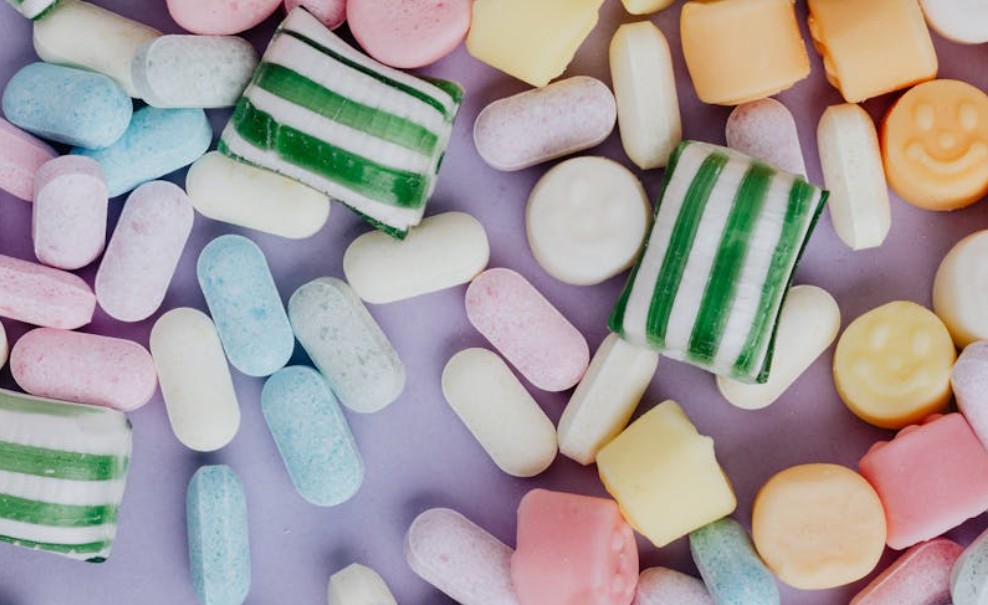 夢見收到口香糖的 9 個夢境解釋： 夢見吞口香糖 、夢見口香糖黏在頭上