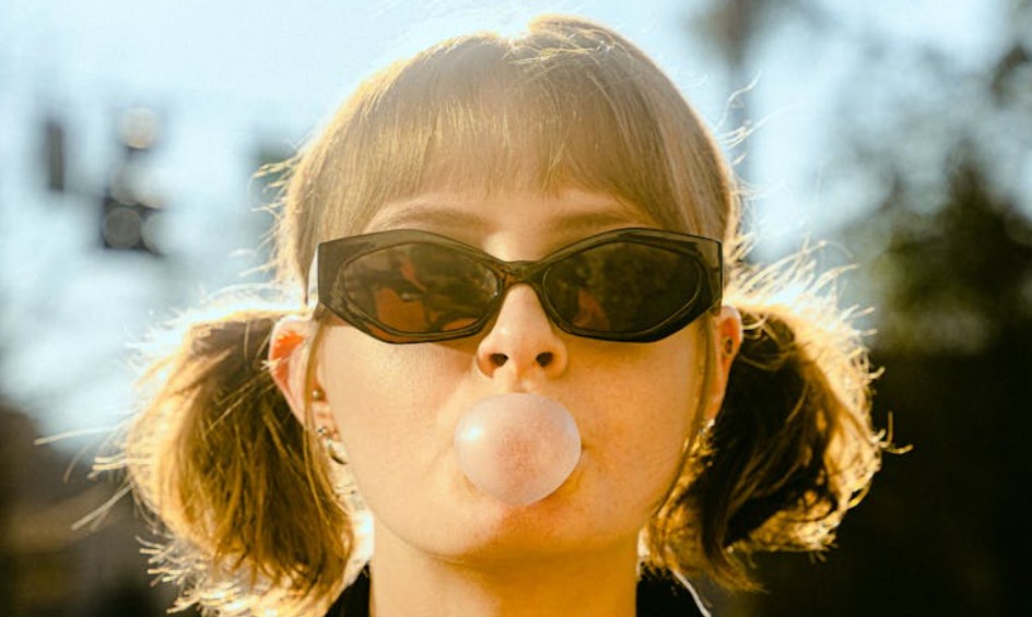 夢見嚼口香糖的 9 個夢境解釋：夢見嚼口香糖在頭上、夢見口香糖在嘴裡伸展