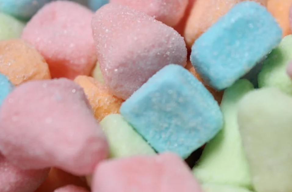 夢見買口香糖的 9 個夢境解釋：夢見口香糖黏在頭髮上、 夢見丟掉口香糖