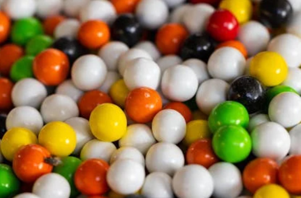 夢見吞口香糖的 9 個夢境解釋：夢見衣服上的口香糖、夢見丟掉口香糖