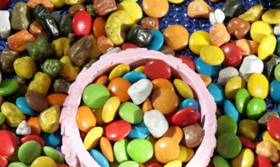 夢見給某人口香糖的 9 個夢境解釋：夢見口香糖卡在喉嚨裡、見吞口香糖