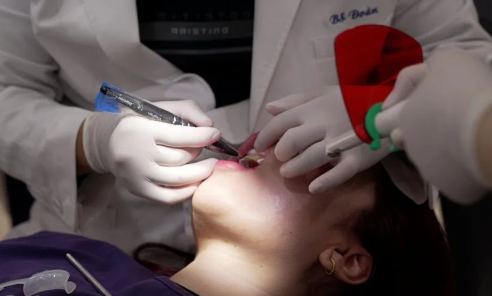 夢見牙齒受損的 9 個夢境解釋：夢見看到別人的蛀牙、夢見因蛀牙而說話困難