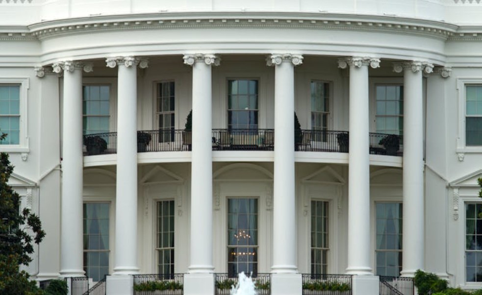 夢見收到總統的禮物的 9 個夢境解釋：夢見微笑總統、 夢見與總統合照