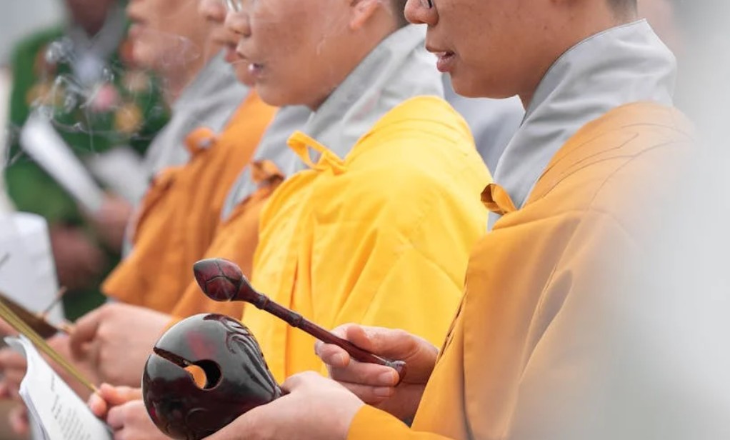 ​夢見與僧侶交談的 8 個夢境解釋：夢見和尚轉身、 夢見一位僧侶獻祭