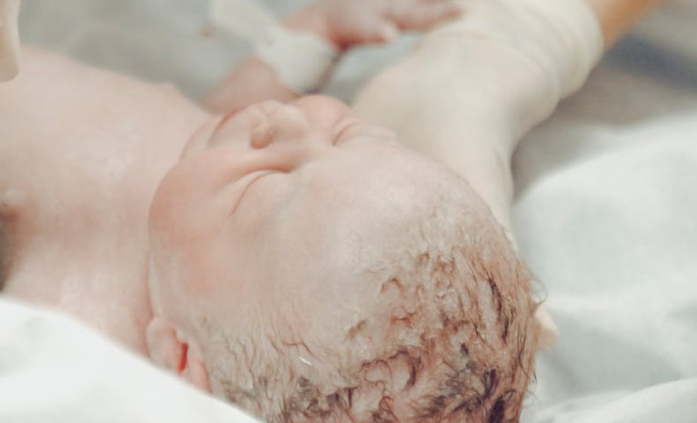 夢見新生兒洗澡的 9 個夢境解釋：夢見嬰兒用冷水洗澡、夢見嬰兒浸入水中