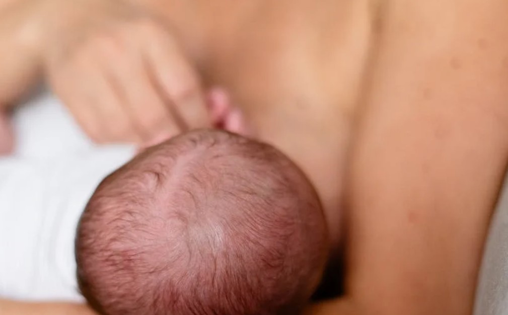 夢見抱著新生兒的 9 個夢境解釋：夢見照顧新生兒、夢見抱著新生兒入睡