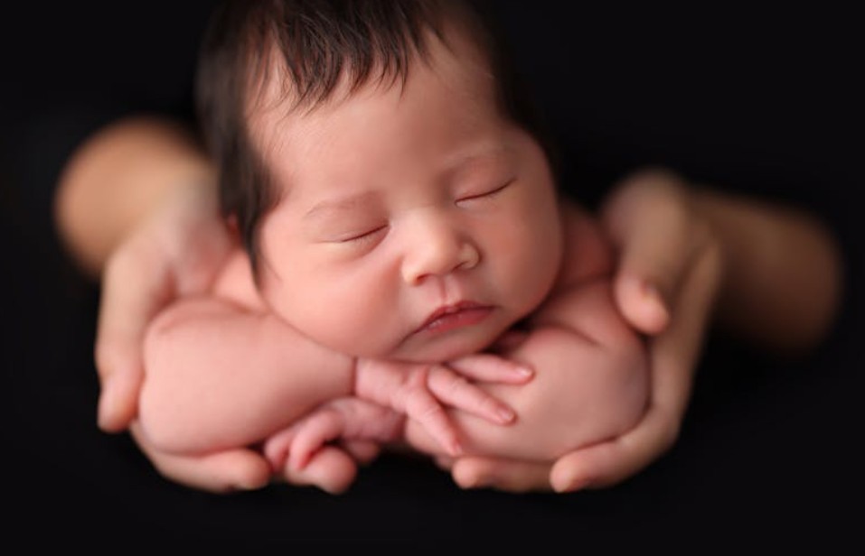 夢見擁抱新生兒的 9 個夢境解釋：夢見失去嬰兒、 夢見幫嬰兒洗澡
