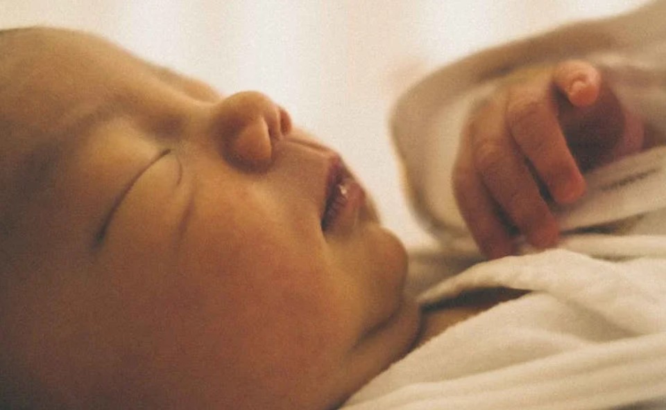 夢見新生嬰兒睡覺的 9 個夢境解釋：夢見背著新生兒走路、夢見生病嬰兒