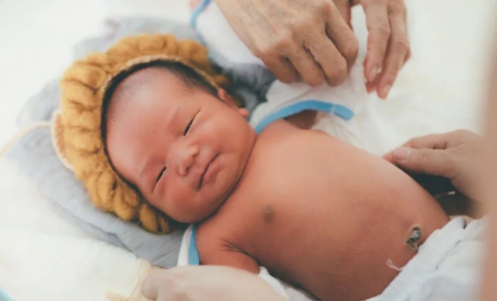 夢見新生嬰兒微笑的 9 個夢境解釋：夢見照顧嬰兒 、夢見哺乳嬰兒