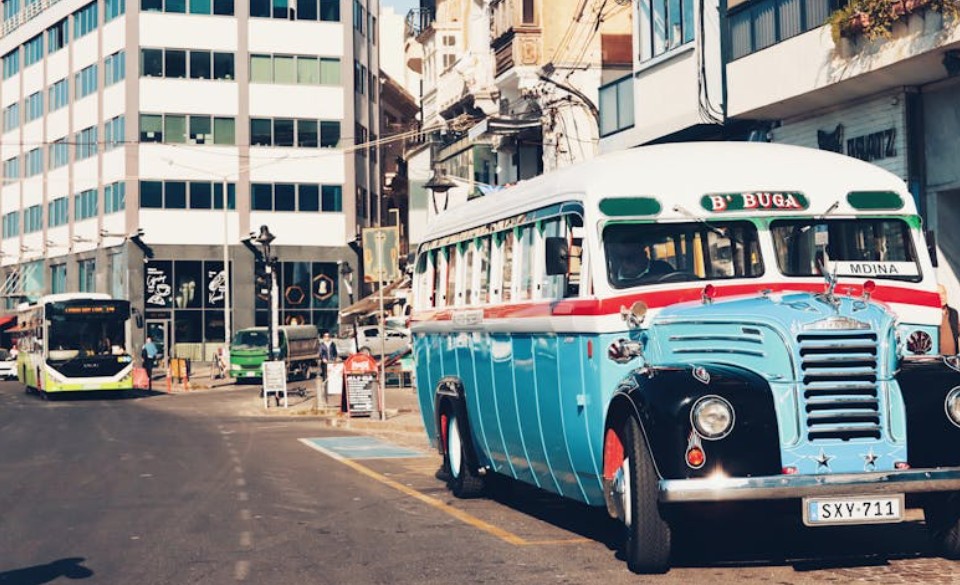 夢見搭乘單人巴士：7 個意義和象徵