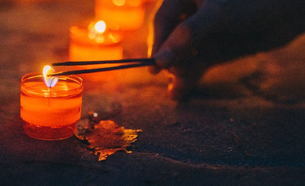 夢見與逝者交談：13 個意義和象徵