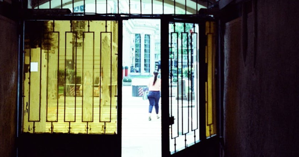 夢見敞開的門 ：11 個意義和象徵