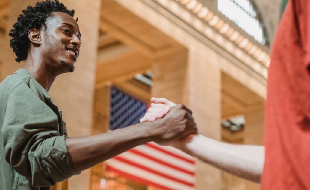 夢見與外國人約會：14 個意義和象徵