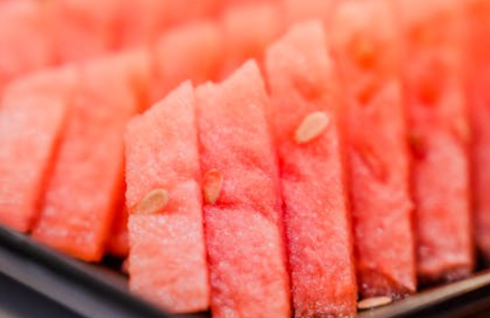 夢見吃西瓜的 9 個夢境解釋：夢見分發西瓜 、夢見掉落西瓜