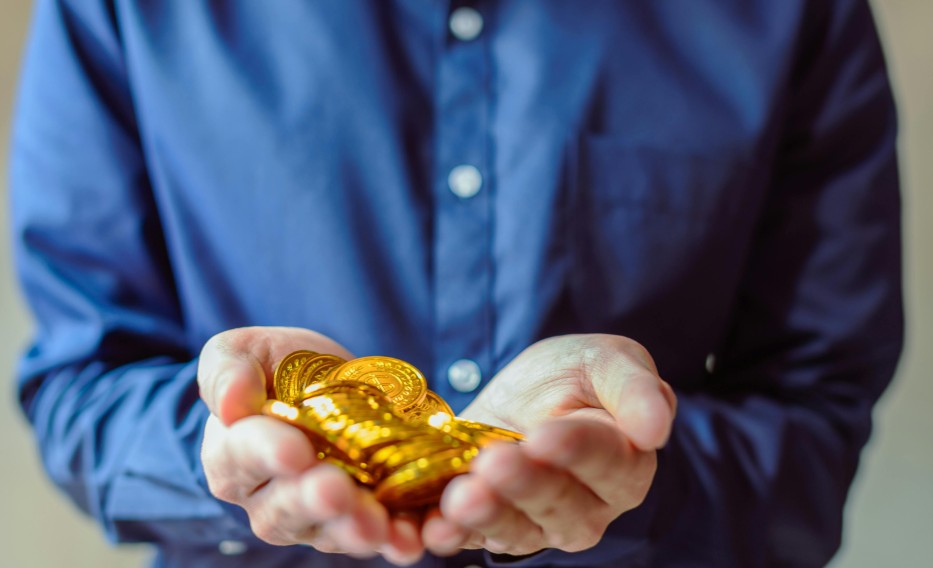 夢見接收黃金禮物的 9 個夢境解釋：夢見收到一條金項鍊、夢見收到金耳環作為禮物