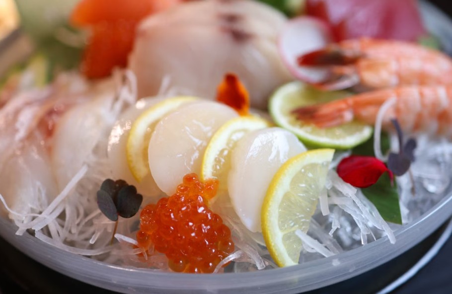夢見切生魚片的 9 個夢境解釋：夢見變質的生魚片、夢見生魚片擺上餐桌