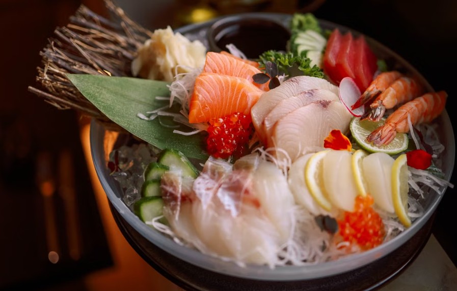 夢見吃生魚片的 10 個夢境解釋：夢見與陌生人一起吃生魚片、夢見用手吃生魚片