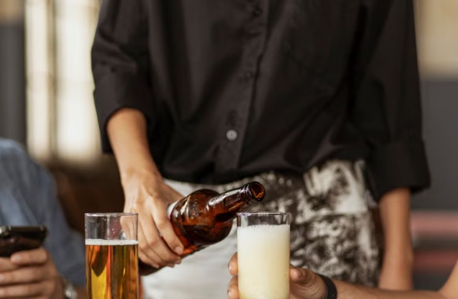 夢見啤酒服務員是什麼意思？意義和象徵、心理狀態、情境解讀