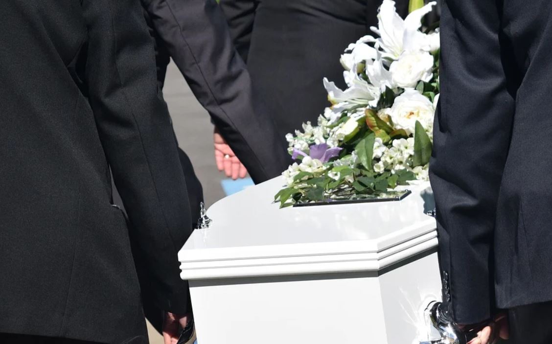 夢見朋友死亡的 17 個夢境解釋：夢見死去的朋友哭泣、 夢見死去朋友在笑