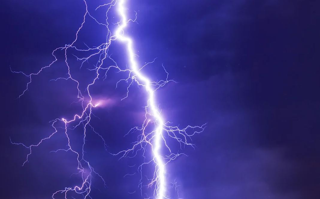 夢見被閃電擊中的 9 個夢境解釋： 夢見雨天被閃電擊中 、夢見在晴天被閃電擊中