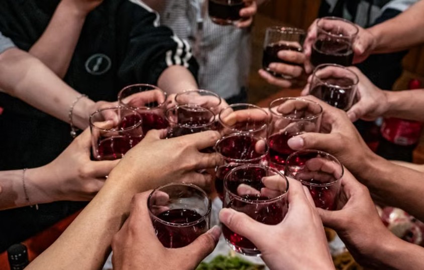 夢見一起喝酒是什麼意思？意義和象徵、心理狀態、情境解讀
